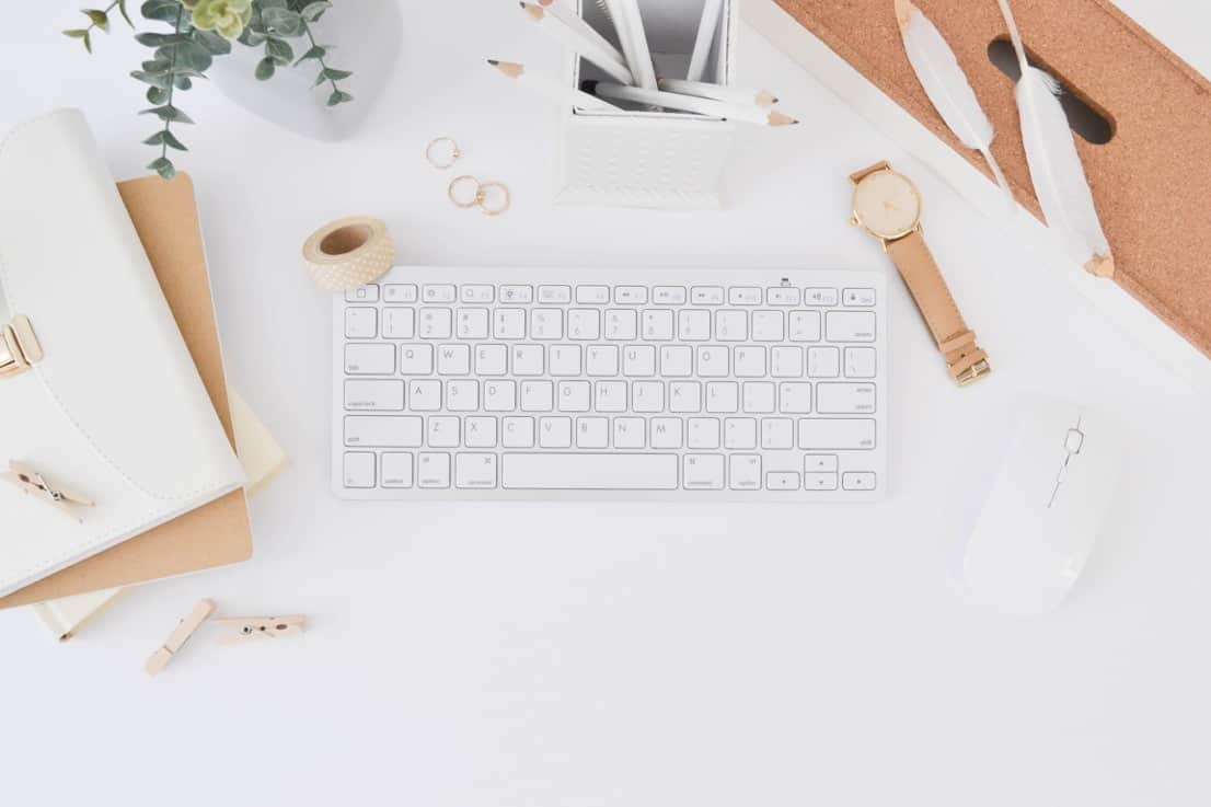 white desktop - make money blogging as a new blogger